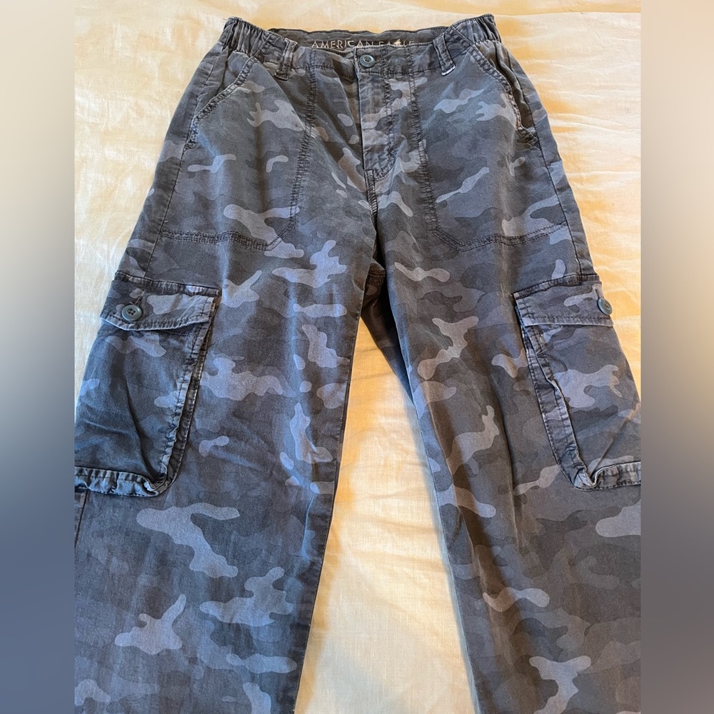 AMERICAN EAGLE SIZE 0 reg. Light blue Camo Joggers
